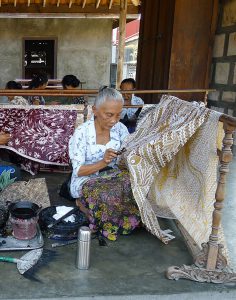 710px-Women_Making_Batik,_Ketelan_crop