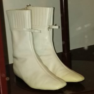 Go-go_boots_by_Andre_Courreges,_1965